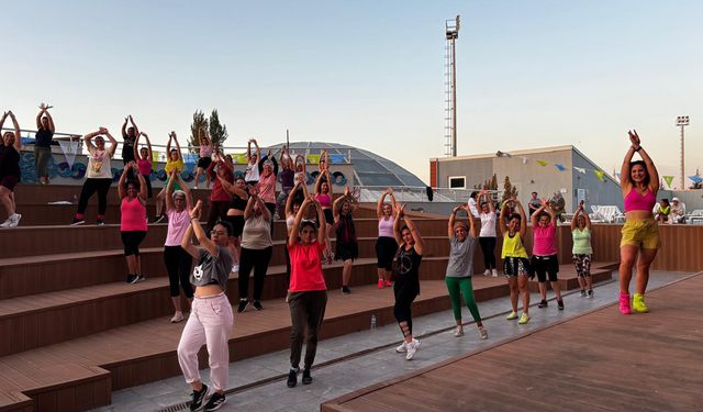 Eskişehirli kadınlardan eğlenceli Zumba etkinliği