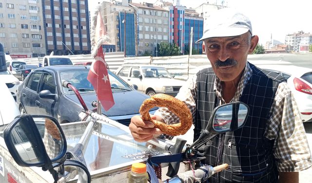 27 yıldır simit satarak geçiniyor