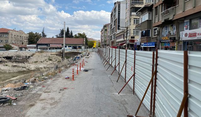 Çöken yol esnafı mağdur etti