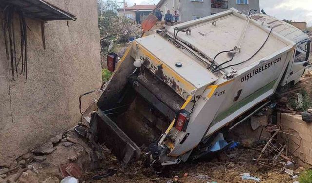 Kontrolden çıkan çöp kamyonu bahçeye devrildi