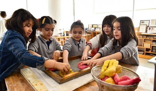 Atık kağıtlar sanata dönüşüyor