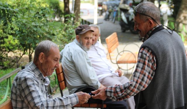 Bu adam neden her gün şeker alıp dağıtıyor