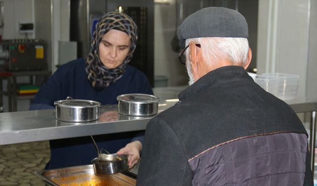 Emek mahallesinde vatandaşa ücretsiz yemek