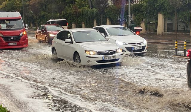 Eskişehir güne yağmurla uyandı