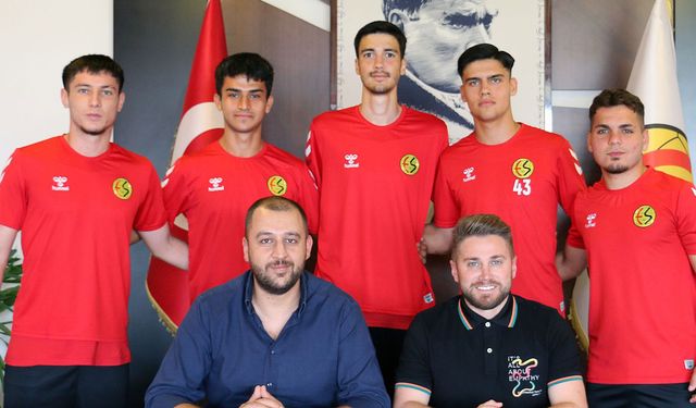 Eskişehirspor, Altyapıdan Yetişen 5 Genç Futbolcu ile Sözleşme İmzaladı