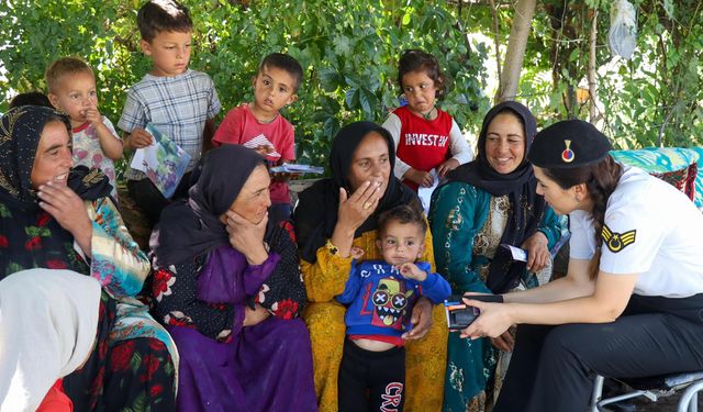 Jandarma, mevsimlik tarım işçileriyle buluştu