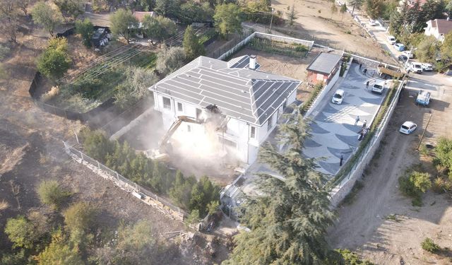 Kaçak villa yıkıldı