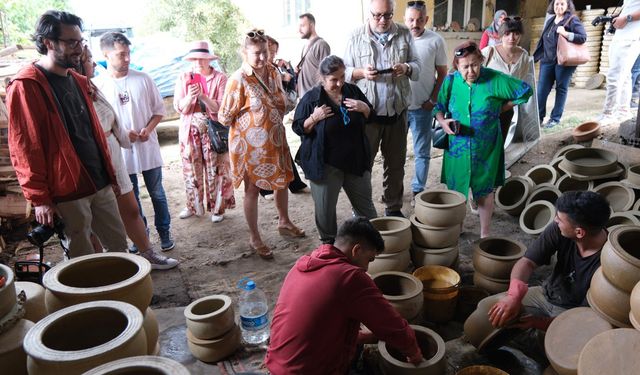 Sanatçılar Sorkun çömleklerini inceledi