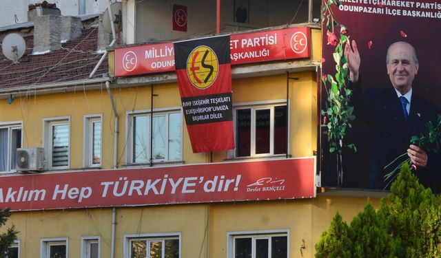 "Sevdamızın Renklerini" pankartlarla duyurdu