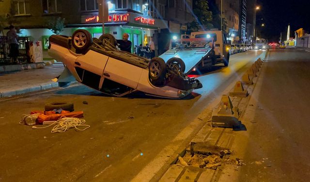 Virajda takla atan otomobildeki çift yaralandı