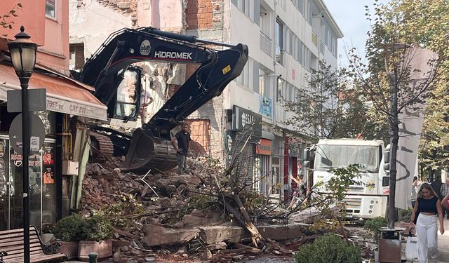 Bina yıkımında molozlar sokağı kapattı