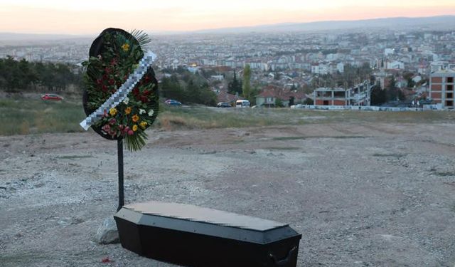 Eskişehir'de gizemli tabut ve çelenk panik yarattı