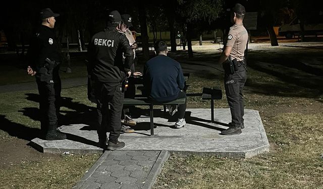 Kız öğrenci yurtları çevresinde polis kontrolü