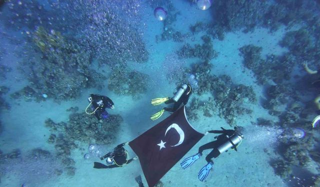 Mısır’a gidip Türk bayrağını saat 09.05’te suyun altında dalgalandırdılar