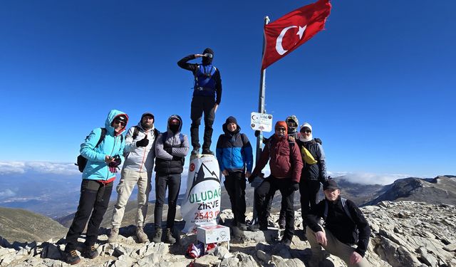 Doğa tutkunları 10 Kasım'da Uludağ'a tırmandı