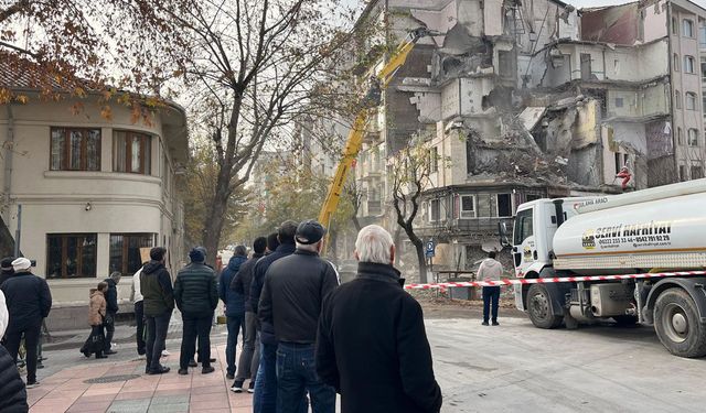 Eskişehir'de yıkım çalışması “kapalı gişe” devam ediyor