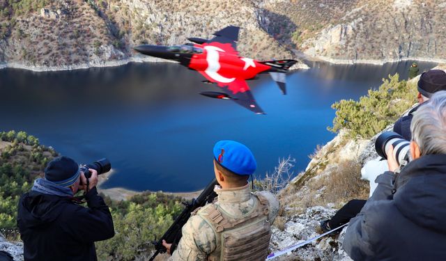 F-4E Phantom uçakları Sakarya Nehri'nin üzerinden uçtu