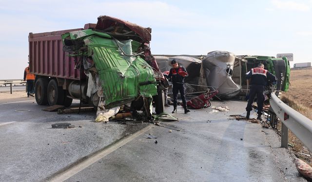 İki kamyon kafa kafaya çarpıştı