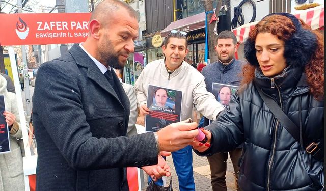 Kadına şiddet gününde biber gazı hediye etti