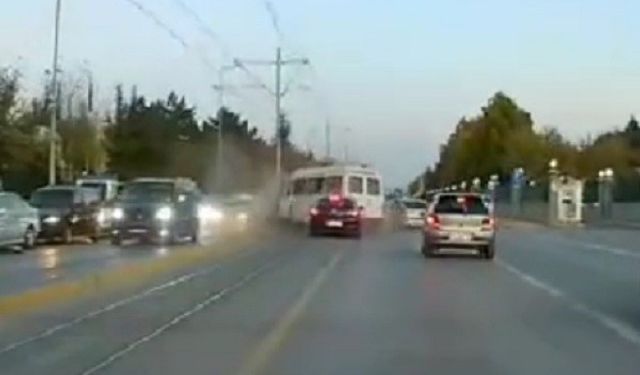 Tramvay yolundan giden servisin direğe çarptığı kaza araç kamerasına yansıdı