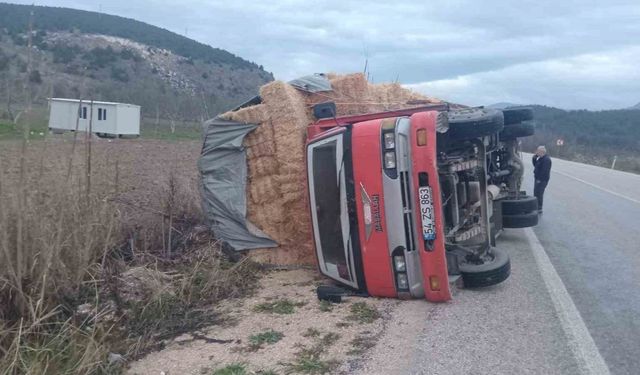 Bilecik’te saman yüklü kamyon devrildi