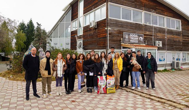 Öğrencilerden can dostlara mama bağışı