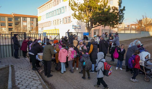 Tepebaşı’ndan çocuklara gıda desteği sürüyor