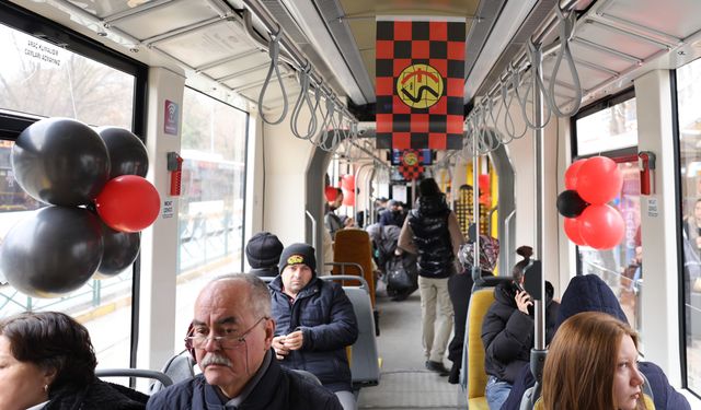 Tramvay ve otobüsler de siyah kırmızı