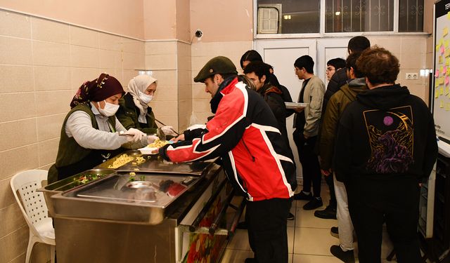 Üniversitelilere ücretsiz yemek desteği devam ediyor