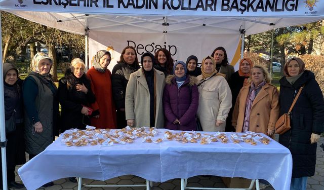 AK Parti Eskişehir Kadın Kolları üyeleri kandil simidi dağıttı