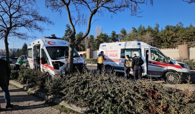 Bilecik'te hasta taşıyan ambulans kaza yaptı