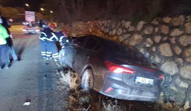 Bilecik'te Trafik Kazası: Otomobil İstinat Duvarına Çarptı