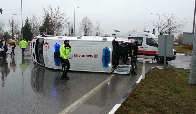 Kütahya'da ambulansla otomobil çarpıştı