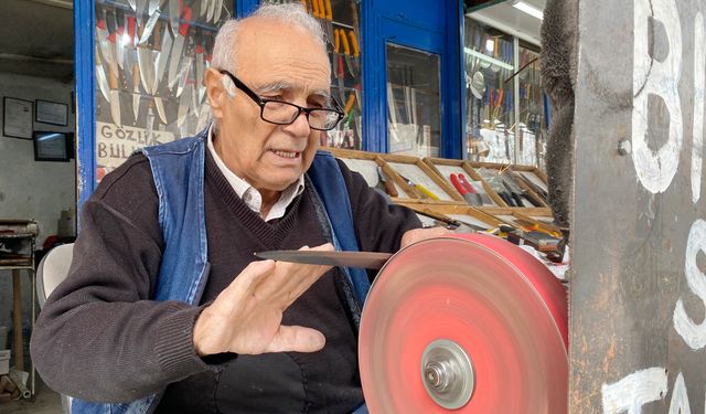 81 yaşında ama mesleğini bırakamıyor