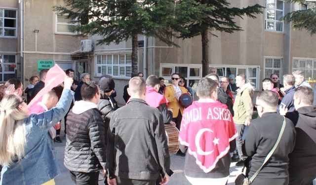 Temsili Askerlik Yapacak Engelli Bireylere Davullu-Zurnalı Uğurlama