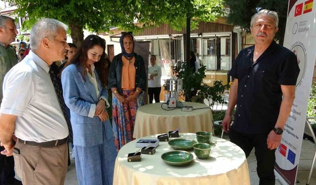 Atık çiniler ve cam şişeler sanata dönüşüyor