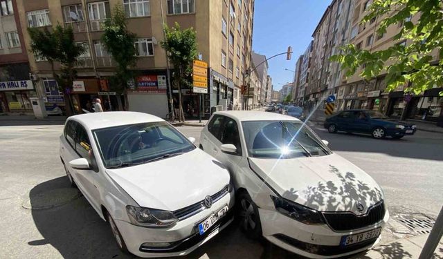Eskişehir'de iki otomobil çarpıştı