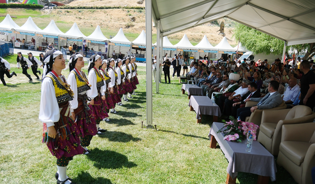 Muhteşem festival görkemli törenle açıldı