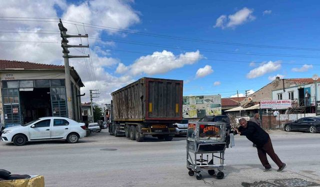 4 çocuğunu simit satarak okutuyor