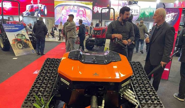 Tarlada traktör savaşta silah