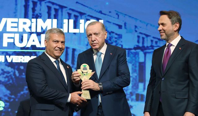 Rektör Adıgüzel ödülü Erdoğan'ın elinden aldı