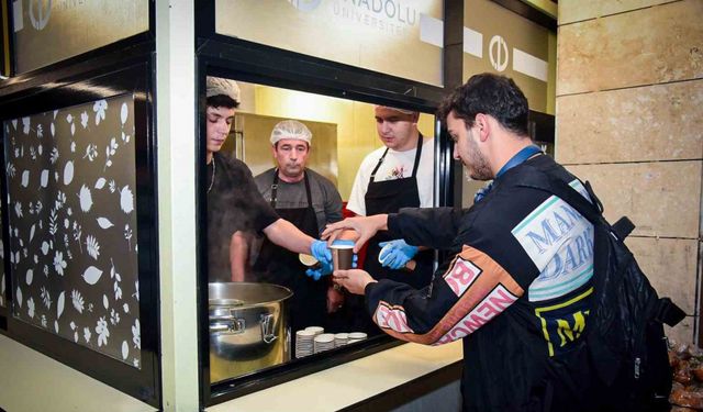 Anadolu Üniversitesi’nden sınav haftasında öğrencilere çay, kahve ve çorba ikramı