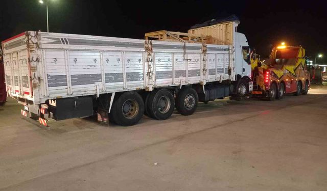 Kamyon çekiciye arkadan çarptı, 1 ölü