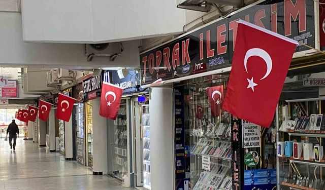 Taşbaşı Çarşısı’ndaki dükkanlar Türk bayrakları ile donatıldı