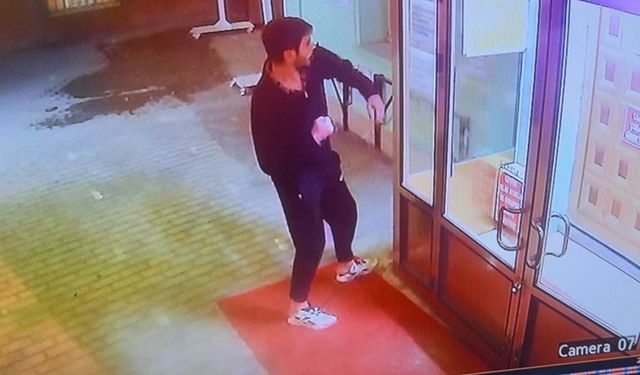 Cami kapısını yumruklayan şahıs kameraya yakalandı