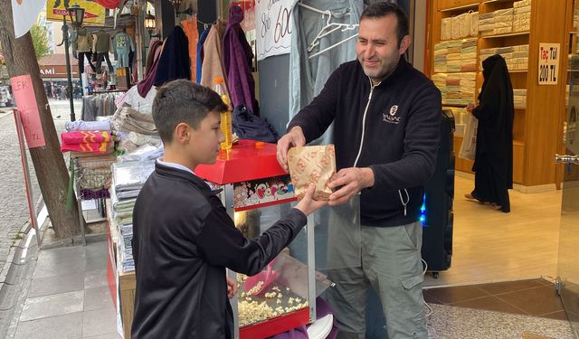 Eskişehir'de bir esnaf her gün 20 kilo ücretsiz dağıtıyor