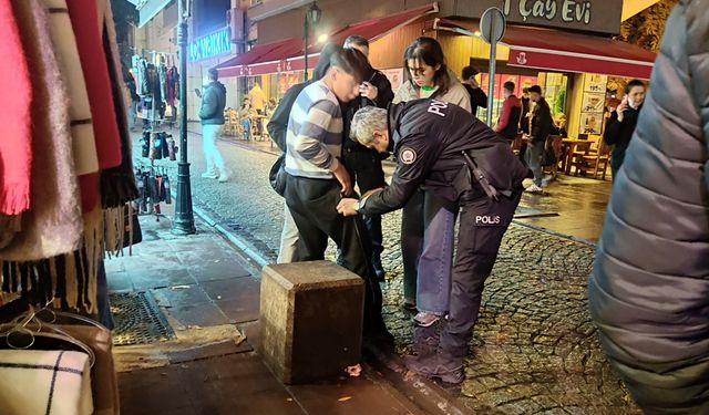 İki grubun kavgasını ayırmaya gelen esnaf da kavgaya dahil oldu: 1 yaralı