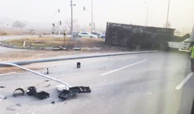 Kontrolden çıkan TIR kavşakta yan yattı