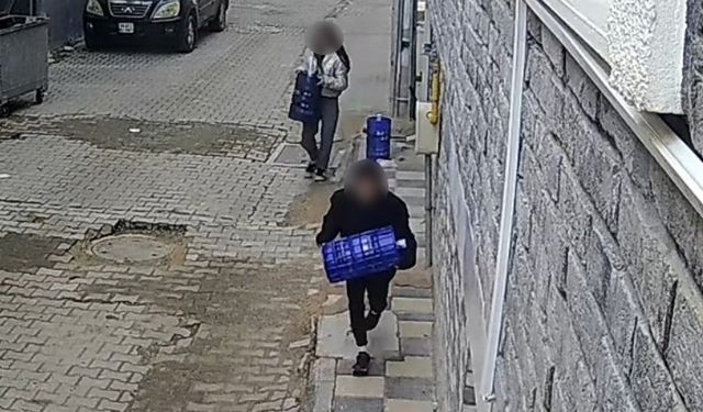 2 çocuk apartman önündeki damacanaları çaldı