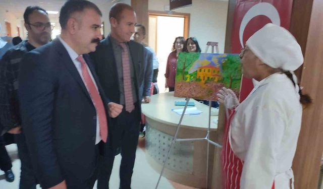 Özel bireylerin yıl boyunca ürettiği eserler sergilendi